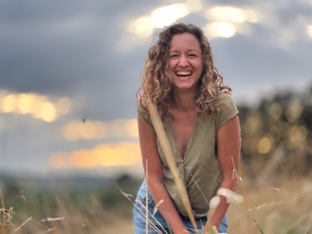 Lisa lehnt sich vor und lacht, Portrait.